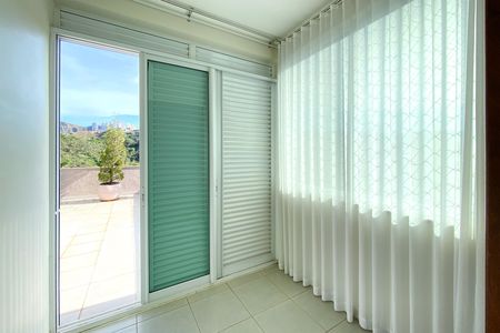 Casa de condomínio à venda com 455m², 4 quartos e 4 vagas Casa de condomínio à venda com 455m², 4 quartos e 4 vagasExtensão Suite 2