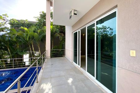 Casa de condomínio à venda com 455m², 4 quartos e 4 vagas Casa de condomínio à venda com 455m², 4 quartos e 4 vagasVaranda