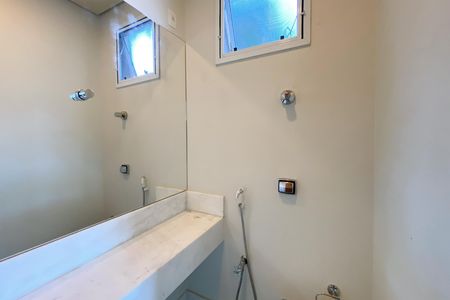 Casa de condomínio à venda com 455m², 4 quartos e 4 vagas Casa de condomínio à venda com 455m², 4 quartos e 4 vagasBanheiro da Suíte 4