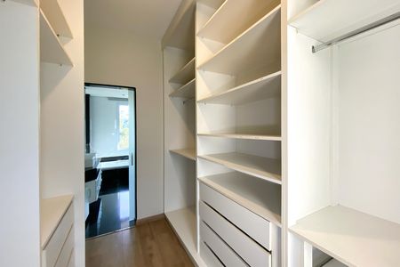 Casa de condomínio à venda com 455m², 4 quartos e 4 vagas Casa de condomínio à venda com 455m², 4 quartos e 4 vagasCloset da suíte 1