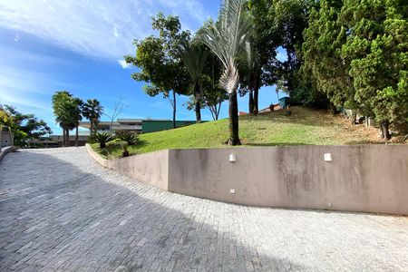 Casa de condomínio à venda com 455m², 4 quartos e 4 vagas Casa de condomínio à venda com 455m², 4 quartos e 4 vagasEntrada