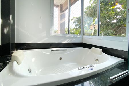 Casa de condomínio à venda com 455m², 4 quartos e 4 vagas Casa de condomínio à venda com 455m², 4 quartos e 4 vagasSuite 1