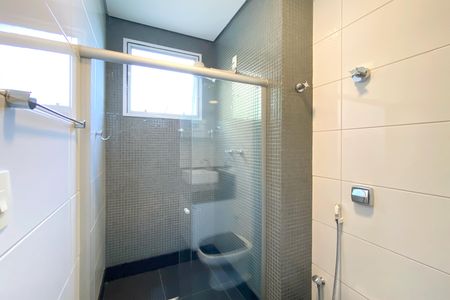 Casa de condomínio à venda com 455m², 4 quartos e 4 vagas Casa de condomínio à venda com 455m², 4 quartos e 4 vagasBanheiro da Suíte 3