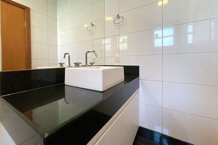 Casa de condomínio à venda com 455m², 4 quartos e 4 vagas Casa de condomínio à venda com 455m², 4 quartos e 4 vagasBanheiro da Suíte 3