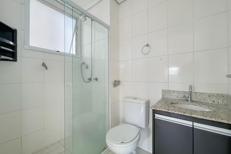 Banheiro de casa de condomínio para alugar com 2 quartos, 47m² em Piratininga, Osasco