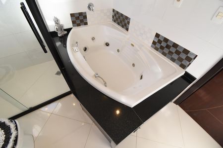 Casa à venda com 494m², 4 quartos e 4 vagasBanheiro da Suíte 1