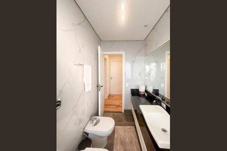 Apartamento à venda com 411m², 4 quartos e 3 vagas Apartamento à venda com 411m², 4 quartos e 3 vagasBanheiro da Suíte 2