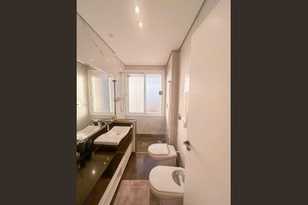 Apartamento à venda com 411m², 4 quartos e 3 vagas Apartamento à venda com 411m², 4 quartos e 3 vagasBanheiro da Suíte 2