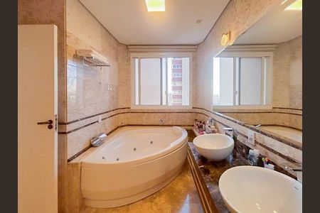 Apartamento à venda com 411m², 4 quartos e 3 vagas Apartamento à venda com 411m², 4 quartos e 3 vagasBanheiro da Suíte master