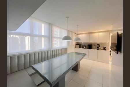 Apartamento à venda com 411m², 4 quartos e 3 vagas Apartamento à venda com 411m², 4 quartos e 3 vagasCopa