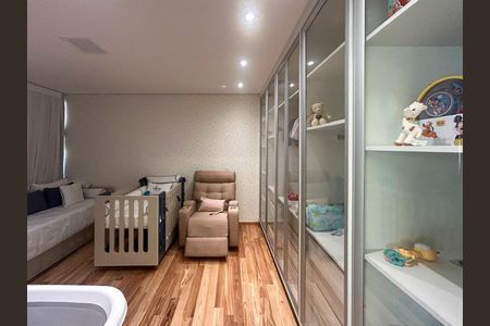 Apartamento à venda com 411m², 4 quartos e 3 vagas Apartamento à venda com 411m², 4 quartos e 3 vagasQuarto 2 - Suíte 2
