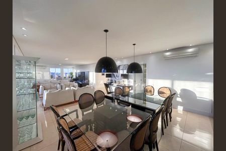 Apartamento à venda com 411m², 4 quartos e 3 vagas Apartamento à venda com 411m², 4 quartos e 3 vagasSala de jantar