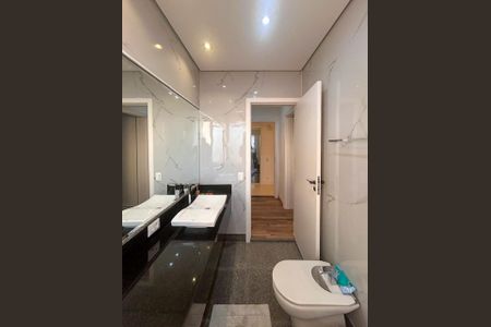Apartamento à venda com 411m², 4 quartos e 3 vagas Apartamento à venda com 411m², 4 quartos e 3 vagasBanheiro da Suíte 3