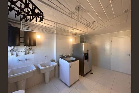 Apartamento à venda com 411m², 4 quartos e 3 vagas Apartamento à venda com 411m², 4 quartos e 3 vagasÁrea de Serviço