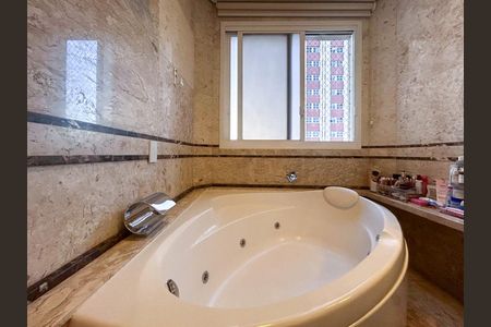 Apartamento à venda com 411m², 4 quartos e 3 vagas Apartamento à venda com 411m², 4 quartos e 3 vagasBanheiro da Suíte master