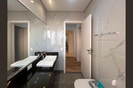 Apartamento à venda com 411m², 4 quartos e 3 vagas Apartamento à venda com 411m², 4 quartos e 3 vagasBanheiro da Suíte 3