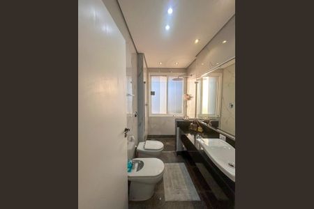 Apartamento à venda com 411m², 4 quartos e 3 vagas Apartamento à venda com 411m², 4 quartos e 3 vagasBanheiro da Suíte 3