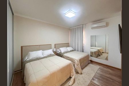 Apartamento à venda com 411m², 4 quartos e 3 vagas Apartamento à venda com 411m², 4 quartos e 3 vagasQuarto 3 - Suíte 3