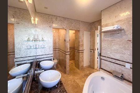 Apartamento à venda com 411m², 4 quartos e 3 vagas Apartamento à venda com 411m², 4 quartos e 3 vagasBanheiro da Suíte master