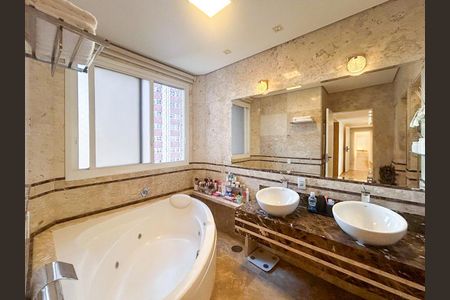 Apartamento à venda com 411m², 4 quartos e 3 vagas Apartamento à venda com 411m², 4 quartos e 3 vagasBanheiro da Suíte master