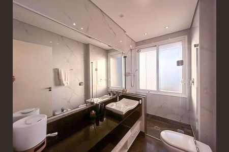 Apartamento à venda com 411m², 4 quartos e 3 vagas Apartamento à venda com 411m², 4 quartos e 3 vagasBanheiro da Suíte 2