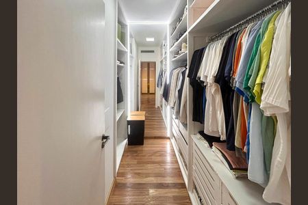Apartamento à venda com 411m², 4 quartos e 3 vagas Apartamento à venda com 411m², 4 quartos e 3 vagasCloset Suíte master