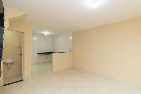 Sala de casa de condomínio para alugar com 2 quartos, 70m² em Vila Monte Santo, São Paulo