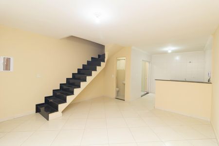 Sala de casa de condomínio para alugar com 2 quartos, 70m² em Vila Monte Santo, São Paulo