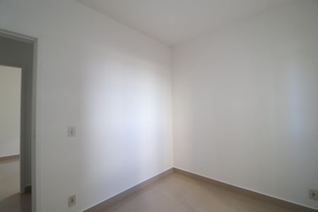 Quarto 2 de apartamento para alugar com 2 quartos, 50m² em Gávea, Uberlândia