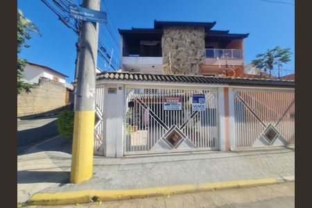 Fachada do imóvel com placa QuintoAndar de casa à venda com 6 quartos, 220m² em Vila Sao Ricardo, Guarulhos