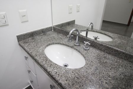 Apartamento à venda com 74m², 2 quartos e 1 vaga Apartamento à venda com 74m², 2 quartos e 1 vagaBanheiro da Suíte 2