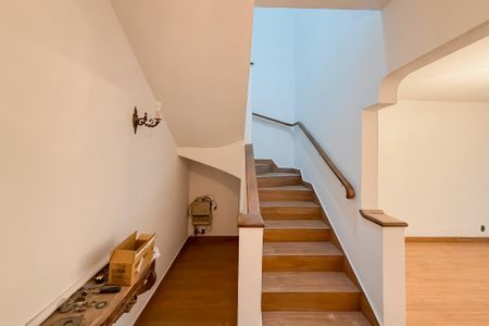 Casa para alugar com 271m², 4 quartos e 3 vagas Casa para alugar com 271m², 4 quartos e 3 vagasEscada