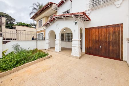 Casa para alugar com 271m², 4 quartos e 3 vagas Casa para alugar com 271m², 4 quartos e 3 vagasEntrada