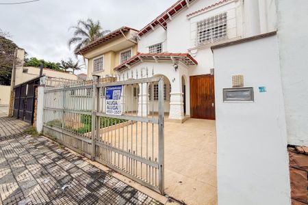Casa para alugar com 271m², 4 quartos e 3 vagas Casa para alugar com 271m², 4 quartos e 3 vagasFachada