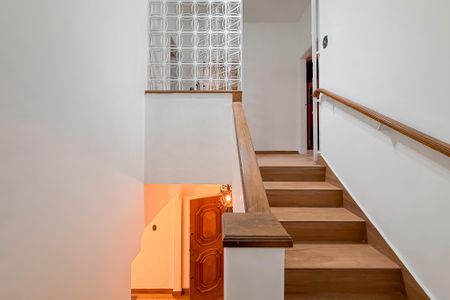 Casa para alugar com 271m², 4 quartos e 3 vagas Casa para alugar com 271m², 4 quartos e 3 vagasEscada