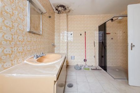 Casa para alugar com 271m², 4 quartos e 3 vagas Casa para alugar com 271m², 4 quartos e 3 vagasBanheiro Corredor