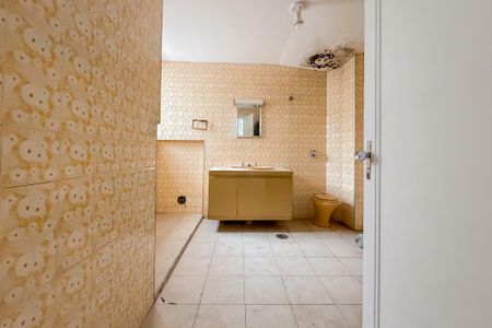 Casa para alugar com 271m², 4 quartos e 3 vagas Casa para alugar com 271m², 4 quartos e 3 vagasBanheiro Corredor