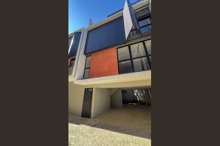 Casa para alugar com 256m², 3 quartos e 3 vagas Casa para alugar com 256m², 3 quartos e 3 vagasFachada