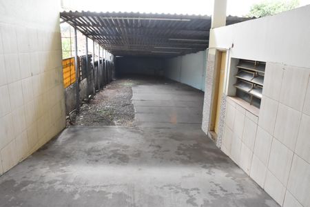 Casa à venda com 450m², 2 quartos e 8 vagasterreno coberto ao fundo