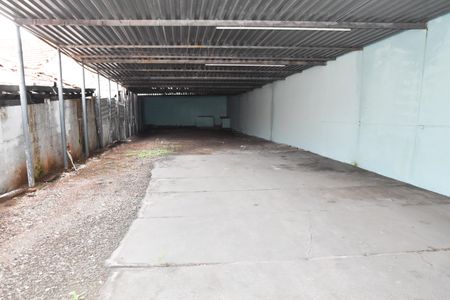 Casa à venda com 450m², 2 quartos e 8 vagasterreno coberto apos garagem