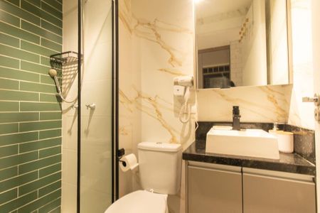 Banheiro Social de kitnet/studio para alugar com 1 quarto, 35m² em Novo Mundo, Curitiba