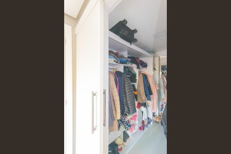 Casa de condomínio para alugar com 168m², 4 quartos e 2 vagas Casa de condomínio para alugar com 168m², 4 quartos e 2 vagasCloset da suíte