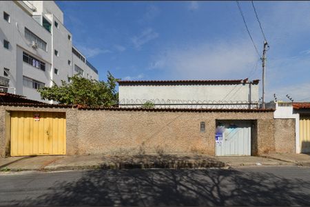 Fachada de casa à venda com 3 quartos, 200m² em Sagrada Família, Belo Horizonte