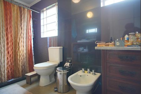 Casa de condomínio para alugar com 328m², 5 quartos e 2 vagasBanheiro da Suíte Americana