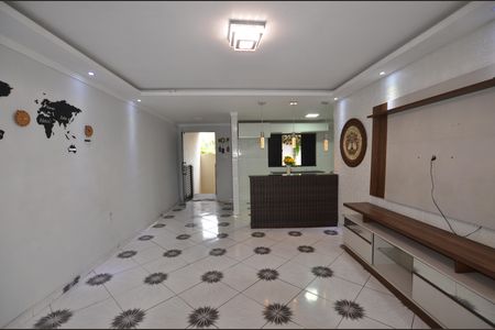 Sala de casa para alugar com 2 quartos, 70m² em Marechal Hermes, Rio de Janeiro