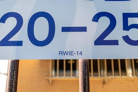 Código da placa de apartamento à venda com 2 quartos, 62m² em Vila Kosmos, Rio de Janeiro