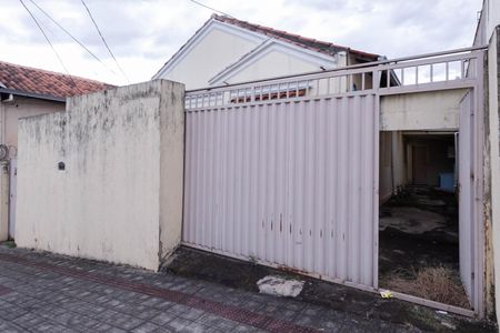 Casa à venda com 300m², 3 quartos e 2 vagas Casa à venda com 300m², 3 quartos e 2 vagasFachada