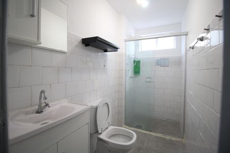 Banheiro de apartamento à venda com 1 quarto, 44m² em Vila Ipiranga, Porto Alegre
