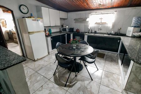 Casa à venda com 616m², 2 quartos e 8 vagas Casa à venda com 616m², 2 quartos e 8 vagasCozinha - Armários