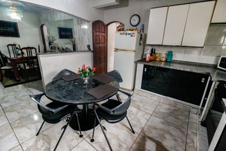 Casa à venda com 616m², 2 quartos e 8 vagas Casa à venda com 616m², 2 quartos e 8 vagasCozinha - Armários